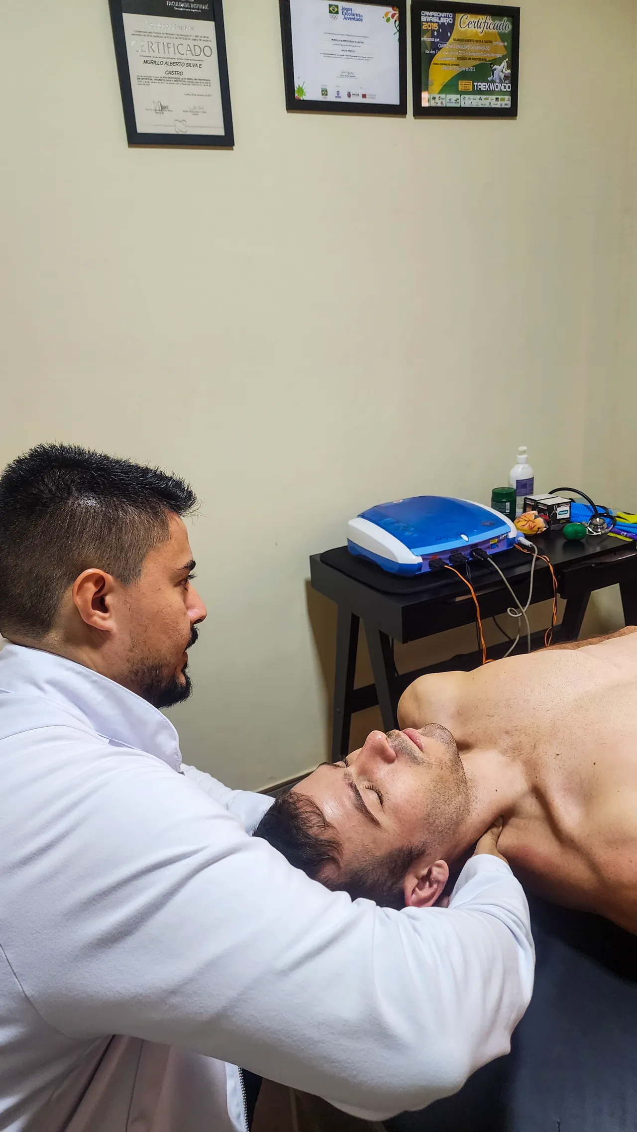 Dr. Murillo Alberto realizando liberação miofascial cervical em paciente na maca